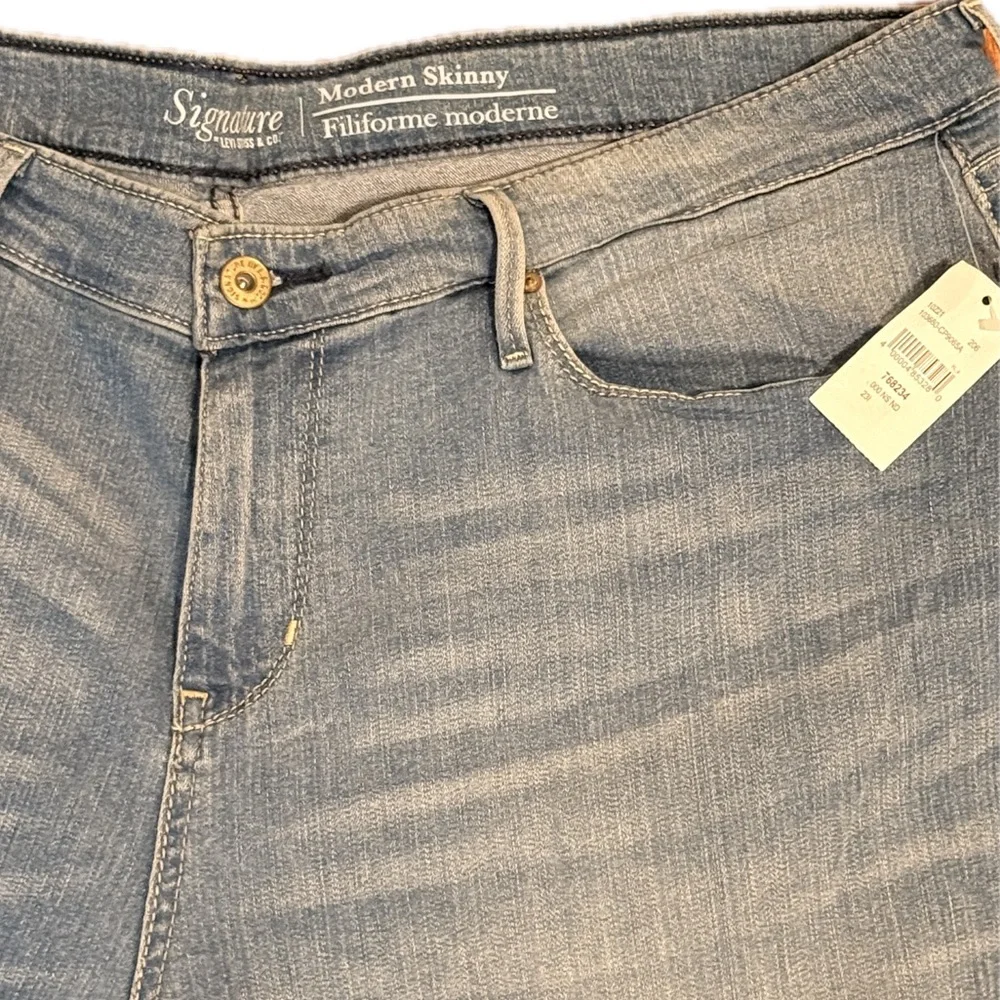 Levi's Signature Women's Jeans Size W42 L30 Modern Skinny Distressed Stretch - Picture 5 of 13